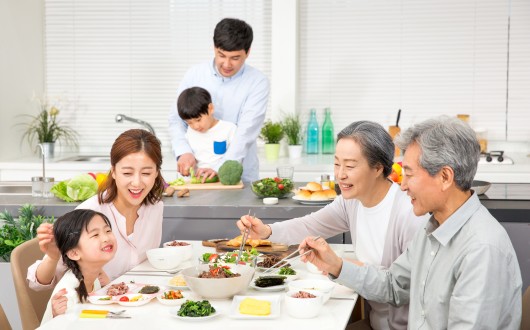 “한국, OECD 주거여건 1위···주관적 삶의 만족도는 최하위”