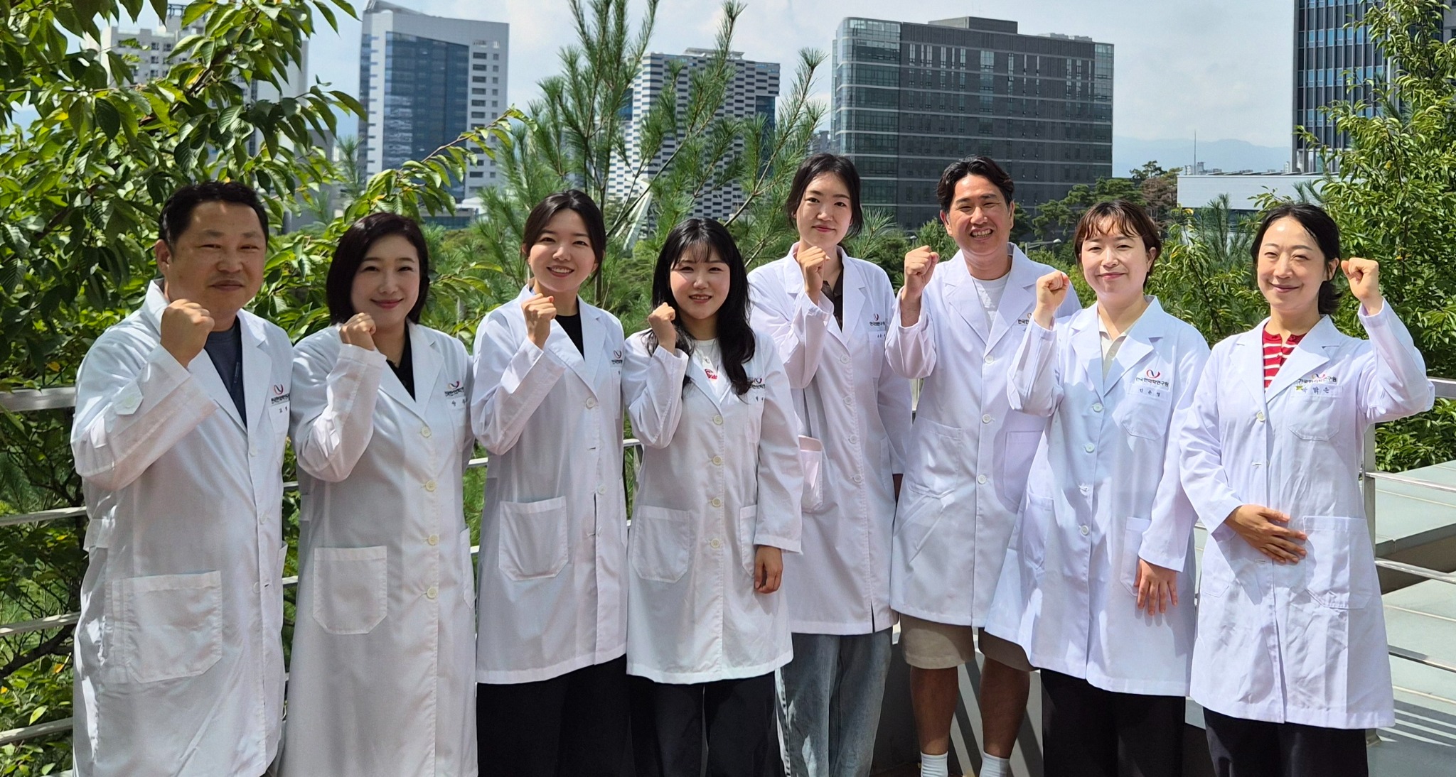 연구팀2 - 왼쪽부터 고영훈 박사, 양주혜 박사, 진현지 연구원, 박여진 박사, 조은비 박사, 김광연 박사, 안은영 박사, 박맑은 박사.jpg