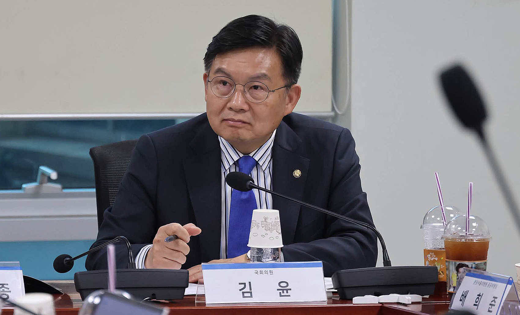 김윤.jpg