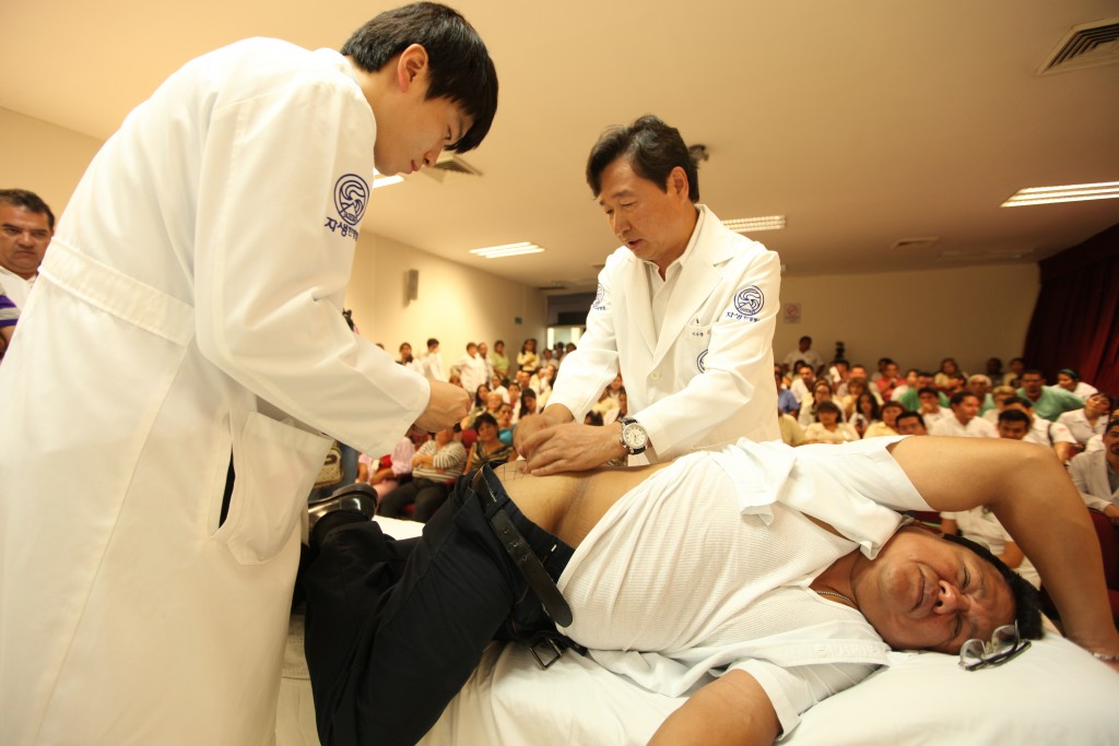 카자흐스탄 국립의과대학이 주최한 제3회 국제컨퍼런스에서 신준식 회장이 침 시연을 보이고 있다.