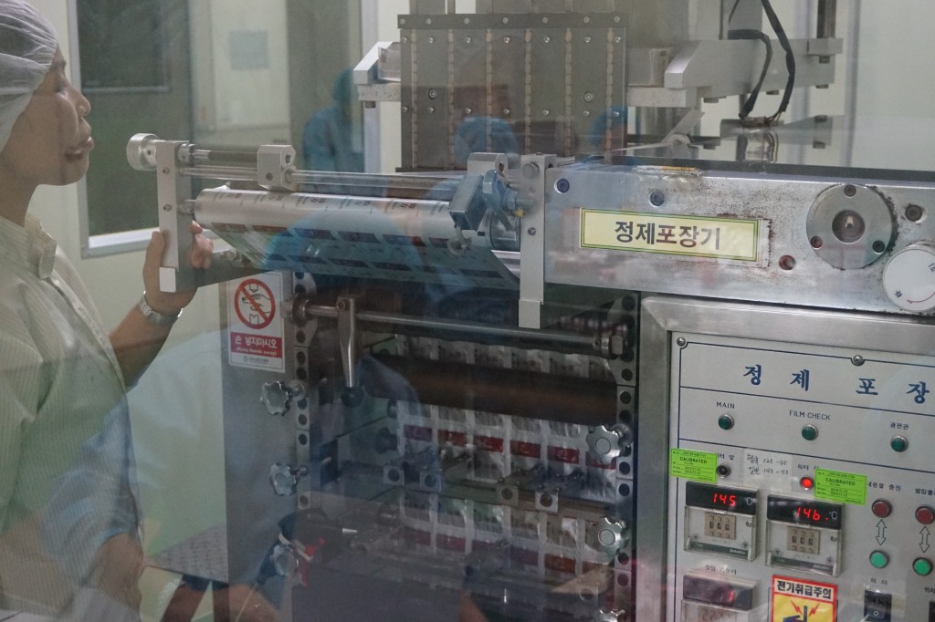 정제 형태의 한약이 포장돼 나오고 있다.