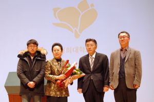 ◇이영림 원장이 기부증서 전달 후 기념촬영을 하고 있다(왼쪽부터 김창민 경희한의대 학생회장, 이영림 원장, 조인원 경희대 총장, 김남일 학장(사진제공=경희대학교).