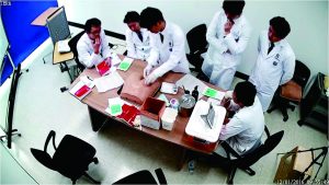 부산한의전 학생들이 임상실습을 진행하고 있다. 