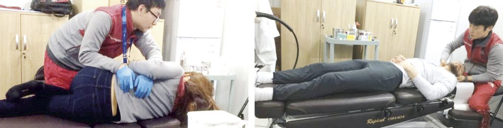 (왼쪽) 미국 스피드 스케이팅 국가대표 선수가 한의 폴리클리닉에서 추나 치료를 받고 있다. (오른쪽) 프랑스 피겨 대표선수가 한의 폴리클리닉에서 추나 치료를 받고 있다.