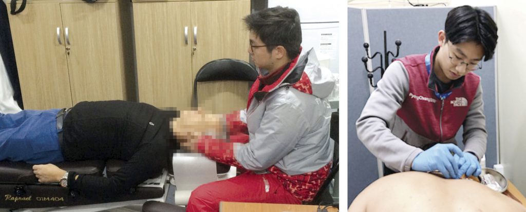 (왼쪽) 미국 올림픽위원회(NOC) 임원이 한의 폴리클리닉에서 추나 진료를 받고 있다.  (오른쪽) 우크라이나 한 임원이 한의 폴리클리닉을 재방문해 침 치료를 받고 있다