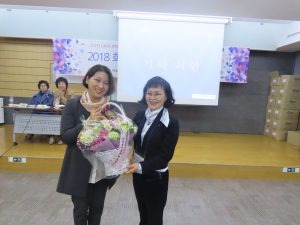 여한 꽃다발증정