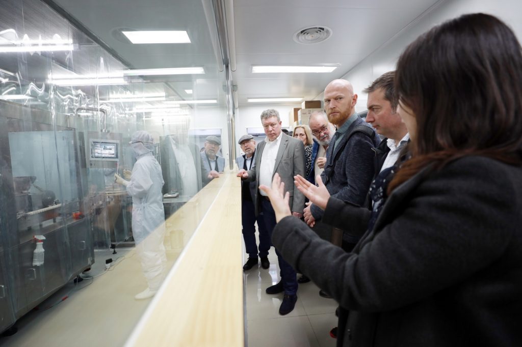 [사진설명] 세계수기근골의학연합회(FIMM) 이사회 멤버들이 자생한방병원 남양주원외탕전실의 약침 조제 공정을 살피고 있다