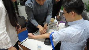 경기 안양에서 열린 전국 시도지부 혈액검사교육에서 한 회원이 채혈실습을 하고 있다.